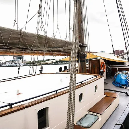 Spacious Yatch Near Forest In Rotterdam