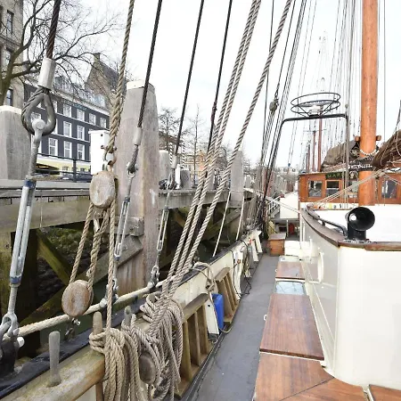 Spacious Yatch Near Forest In * Rotterdam