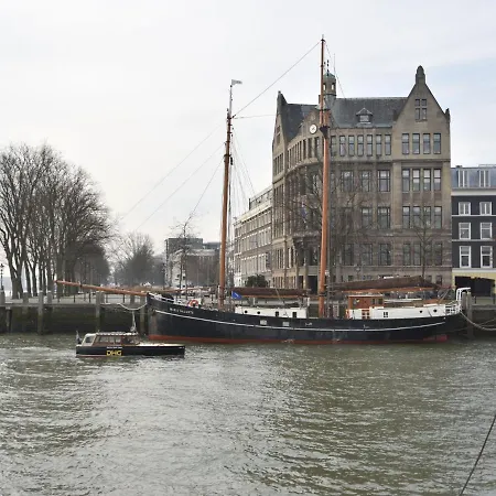 Spacious Yatch Near Forest In Botel