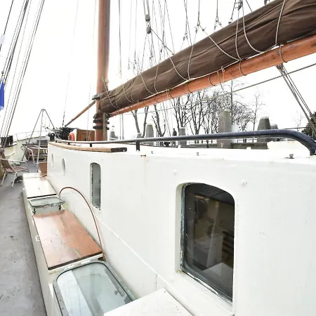 Spacious Yatch Near Forest In Rotterdam