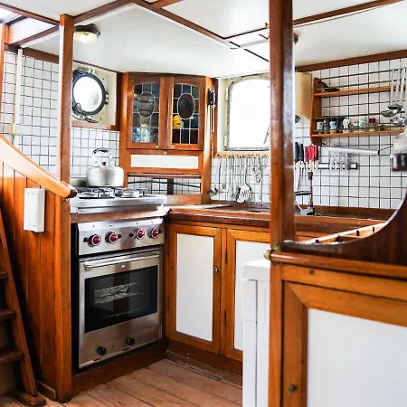 Spacious Yatch Near Forest In Rotterdam