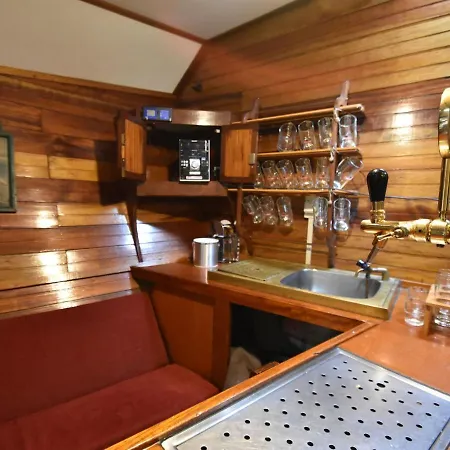Botel Spacious Yatch Near Forest In *