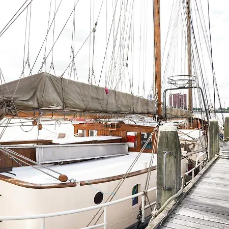 Botel Spacious Yatch Near Forest In *
