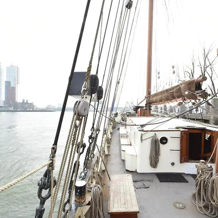 Spacious Yatch Near Forest In * Rotterdam