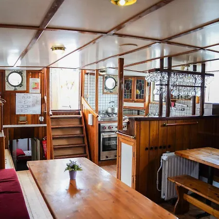 Botel Spacious Yatch Near Forest In *