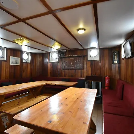 Spacious Yatch Near Forest In Botel
