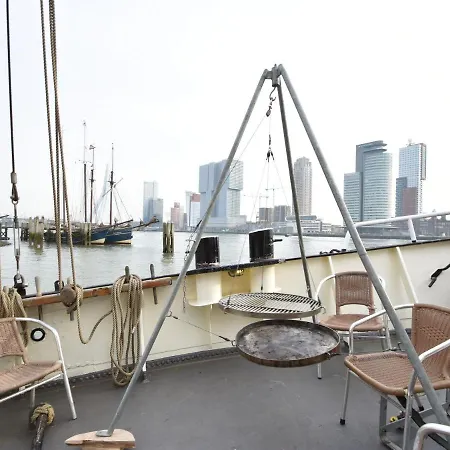 Spacious Yatch Near Forest In Botel