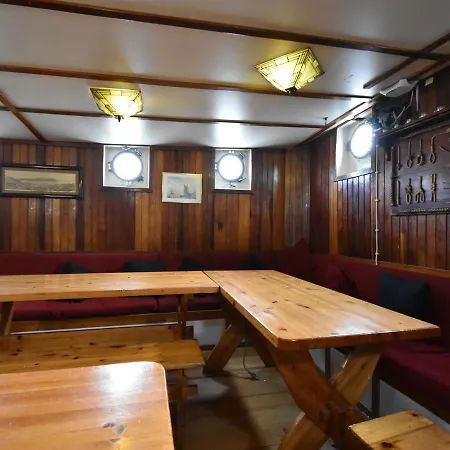 Spacious Yatch Near Forest In Botel