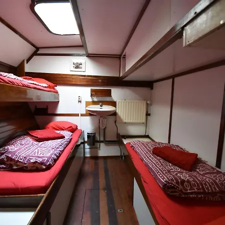 Spacious Yatch Near Forest In Rotterdam