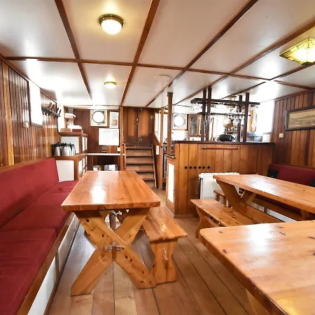 Spacious Yatch Near Forest In Botel *