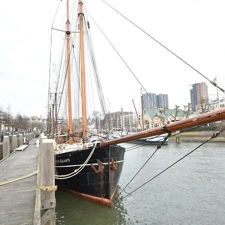 Spacious Yatch Near Forest In * Rotterdam